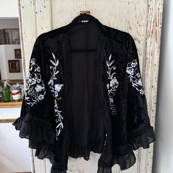 BOUTIQUE CRUSHED VELOUR EMBROIDERED AND RUFFLE TRIM CAPELET - Picture 7 of 10